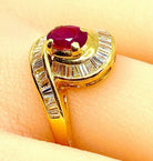 Bague en or jaune 18 carats, rubis et diamants baguettes - Castafiore