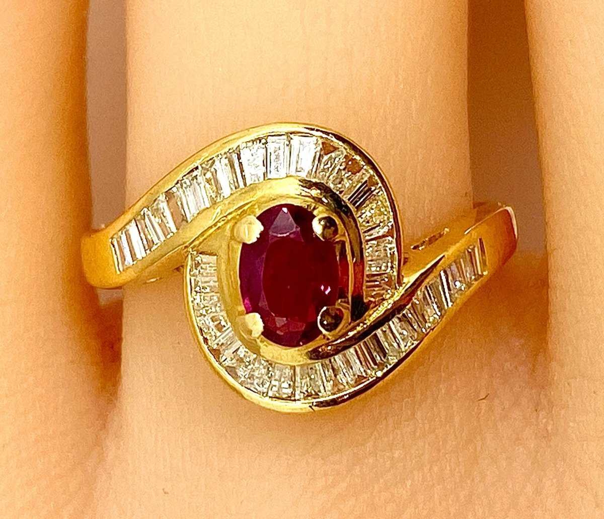 Bague en or jaune 18 carats, rubis et diamants baguettes - Castafiore