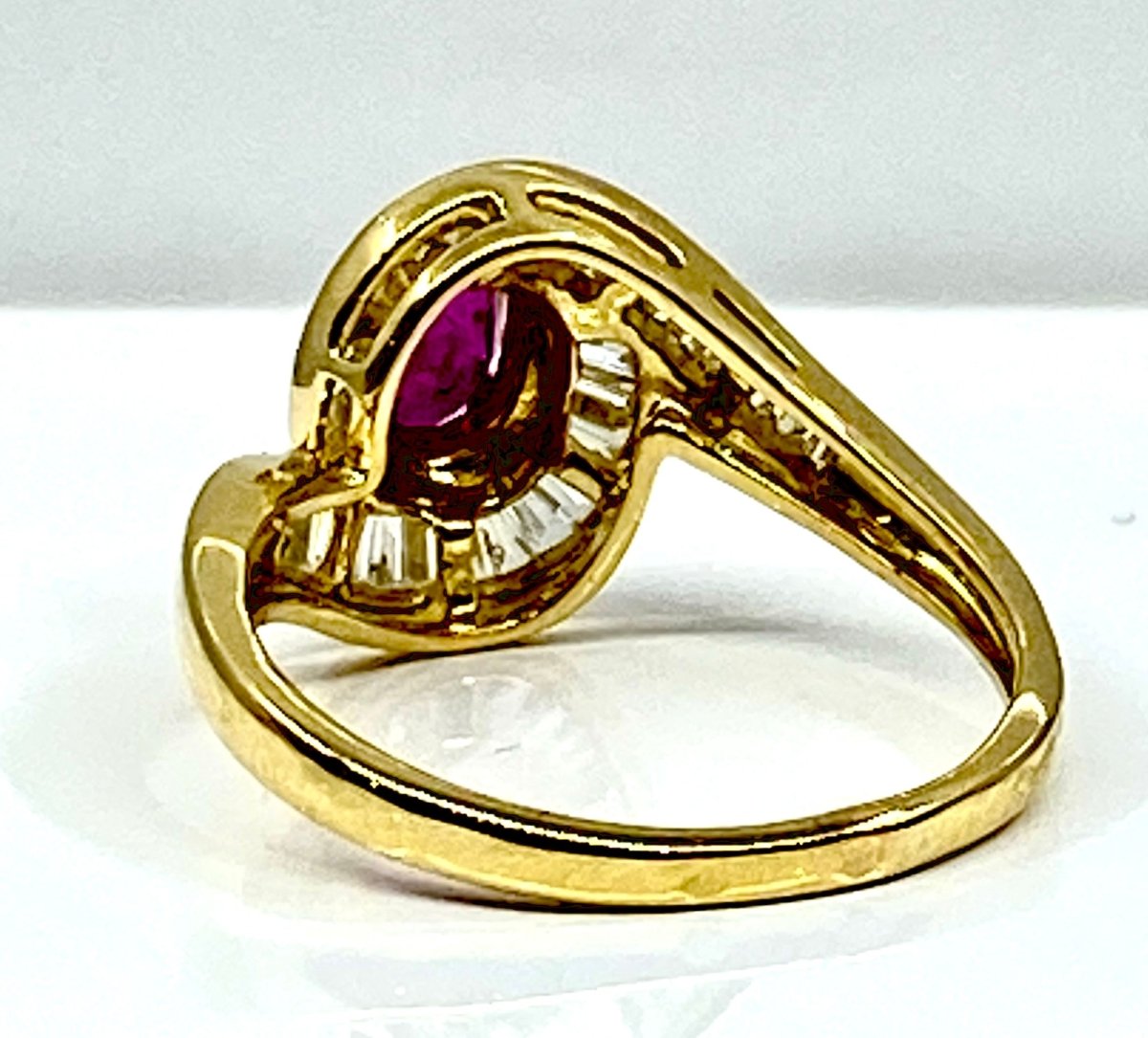 Bague en or jaune 18 carats, rubis et diamants baguettes - Castafiore