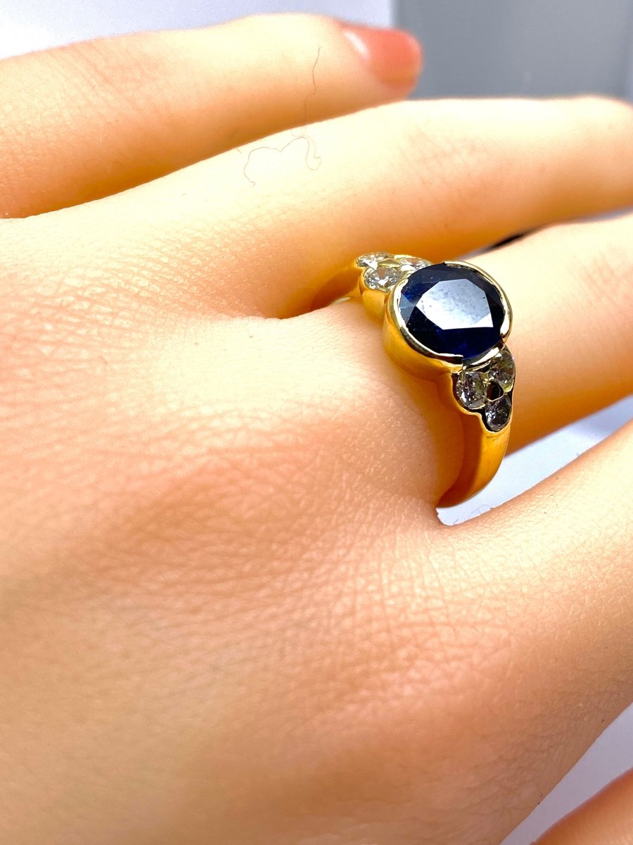 Bague en or jaune 18 carats, saphir et diamants - Castafiore