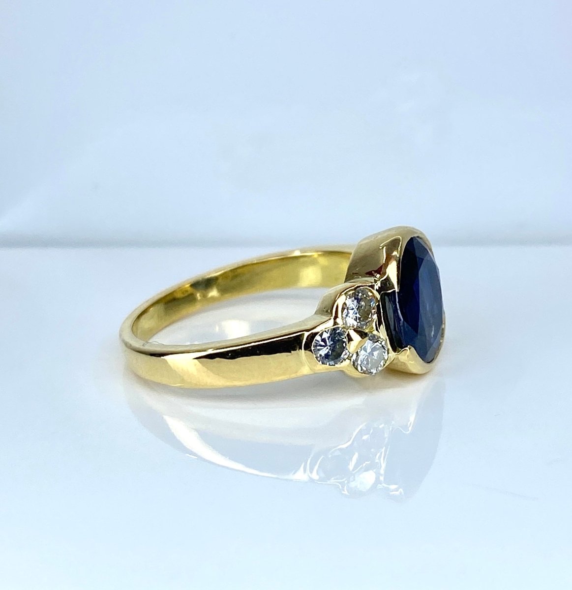 Bague en or jaune 18 carats, saphir et diamants - Castafiore