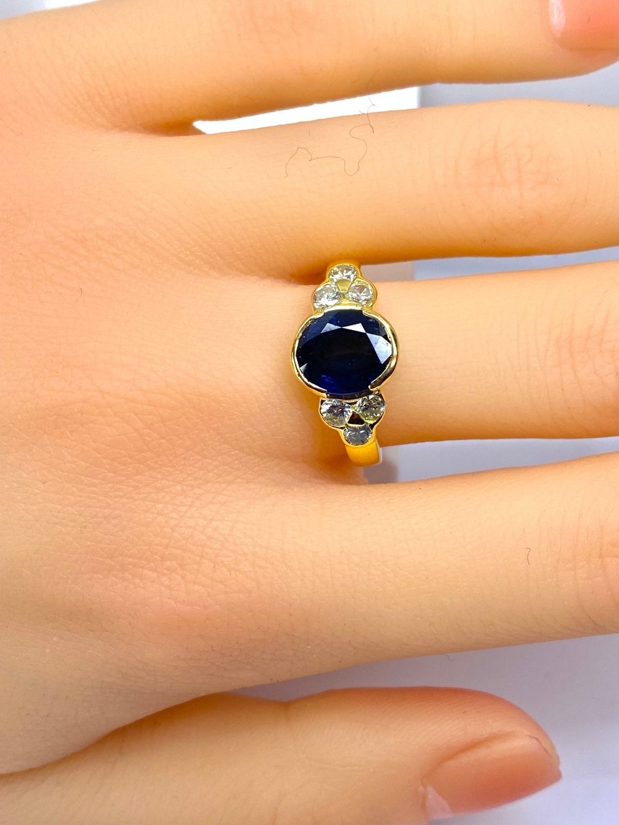Bague en or jaune 18 carats, saphir et diamants - Castafiore