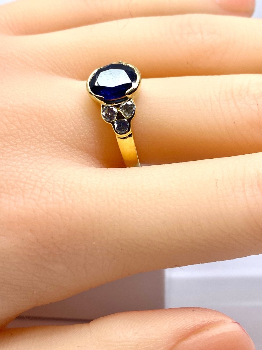 Bague en or jaune 18 carats, saphir et diamants - Castafiore