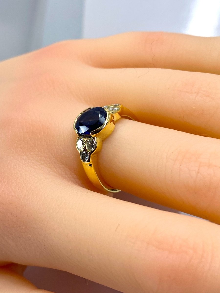Bague en or jaune 18 carats, saphir et diamants - Castafiore