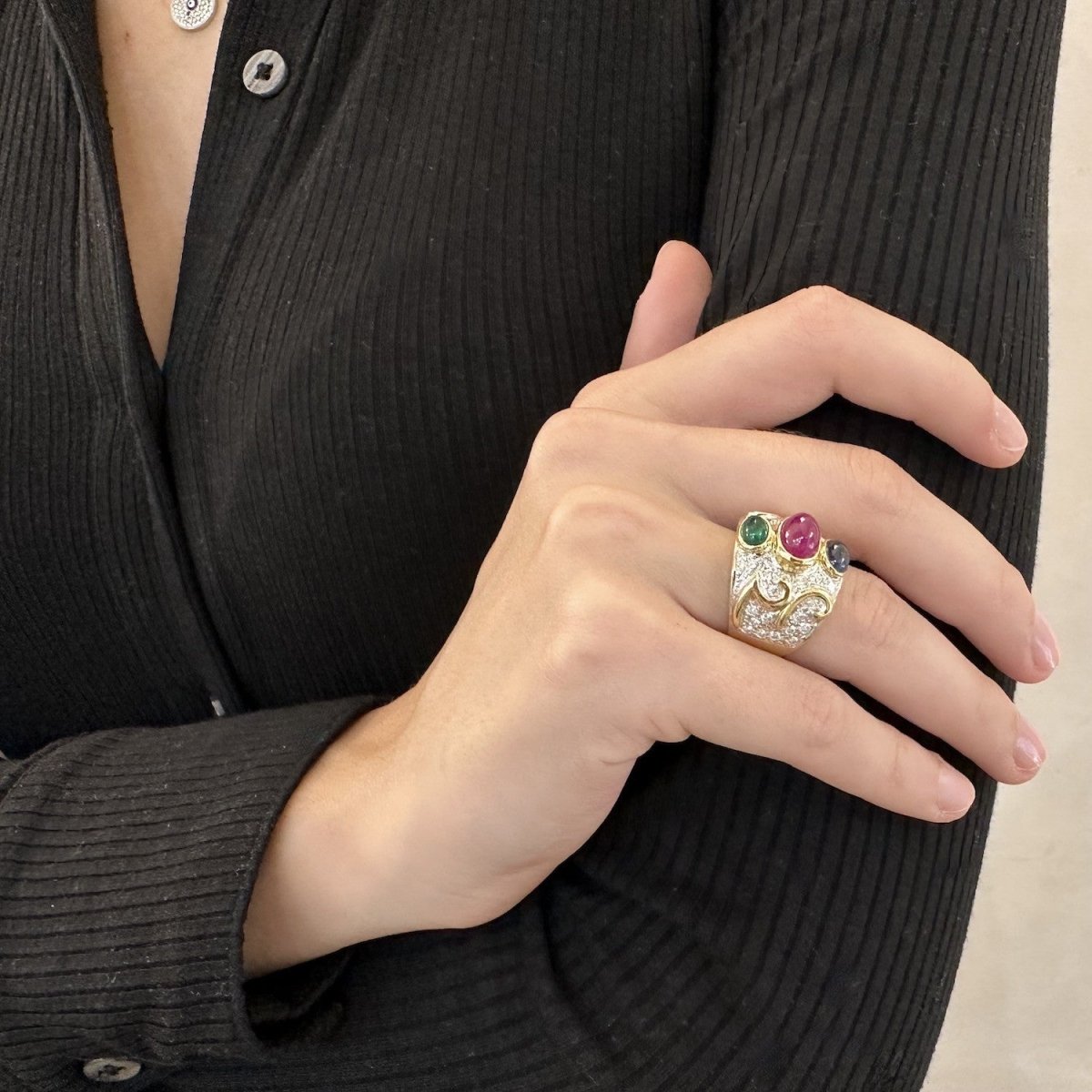 Bague en or jaune 18 Cts avec saphir, rubis, émeraude et diamants vers 1990. T49 - Castafiore