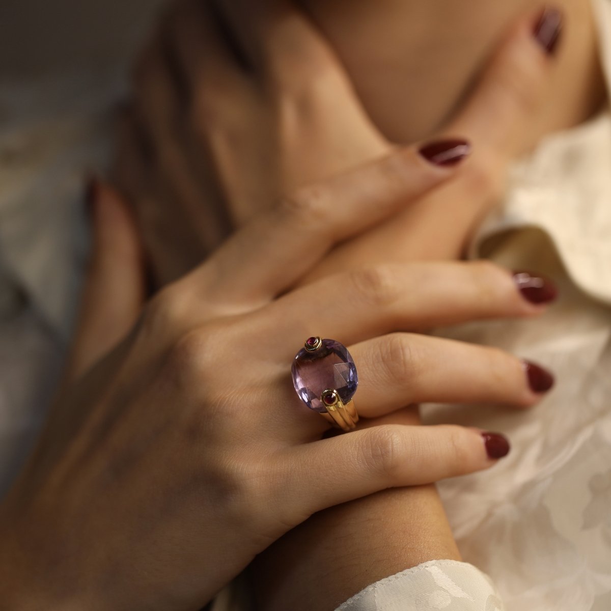 Bague en or jaune 18 Cts massif avec une Améthyste et Rubis cabochons. Taille 47 - 48. - Castafiore