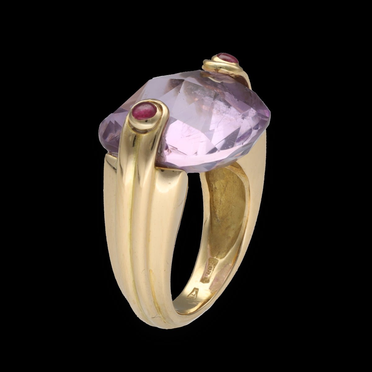 Bague en or jaune 18 Cts massif avec une Améthyste et Rubis cabochons. Taille 47 - 48. - Castafiore