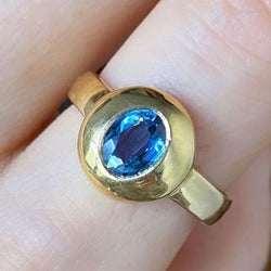 Bague, en or jaune 18k centrée d’un saphir - Castafiore