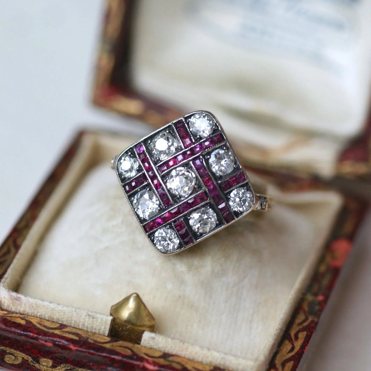 Bague en or jaune, argent, rubis et diamants - Castafiore