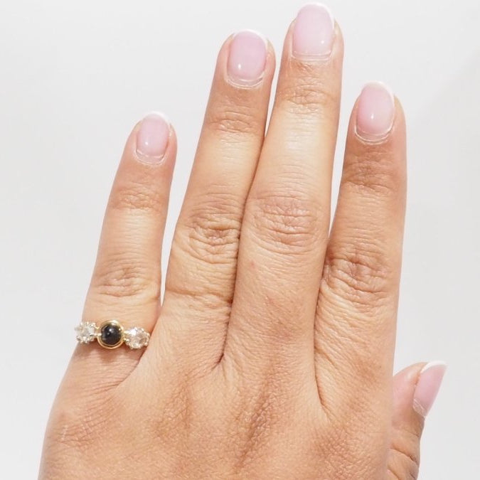 Bague En Or Jaune, Cabochon De Saphir Et Diamants - Castafiore