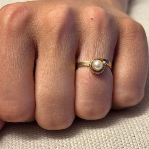 Bague en or jaune carats et perle - Castafiore