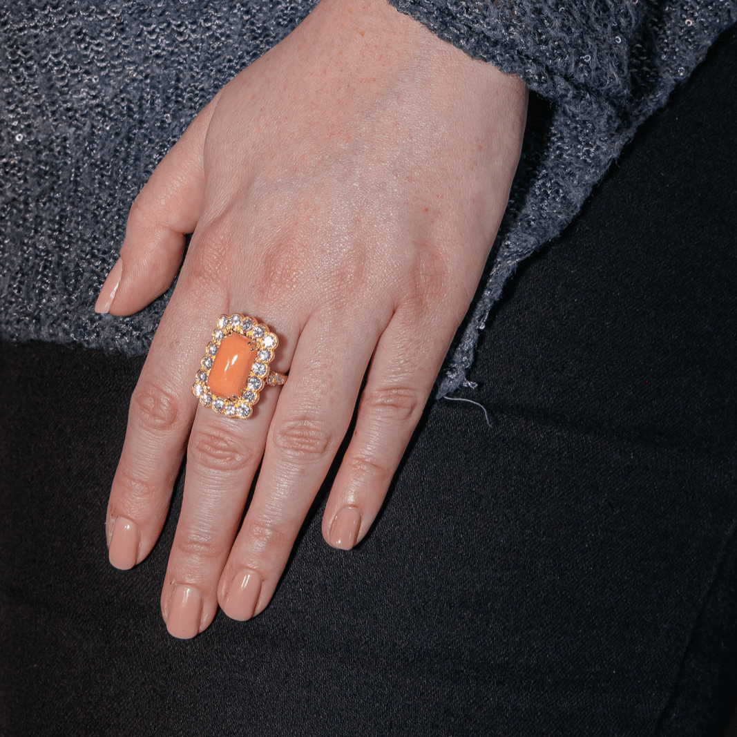 Bague en or jaune, corail et diamants - Castafiore