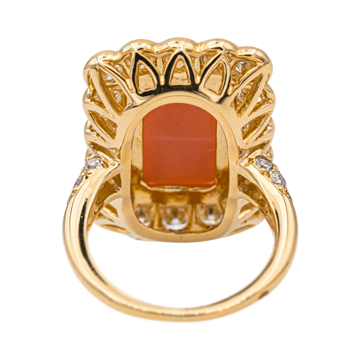 Bague en or jaune, corail et diamants - Castafiore