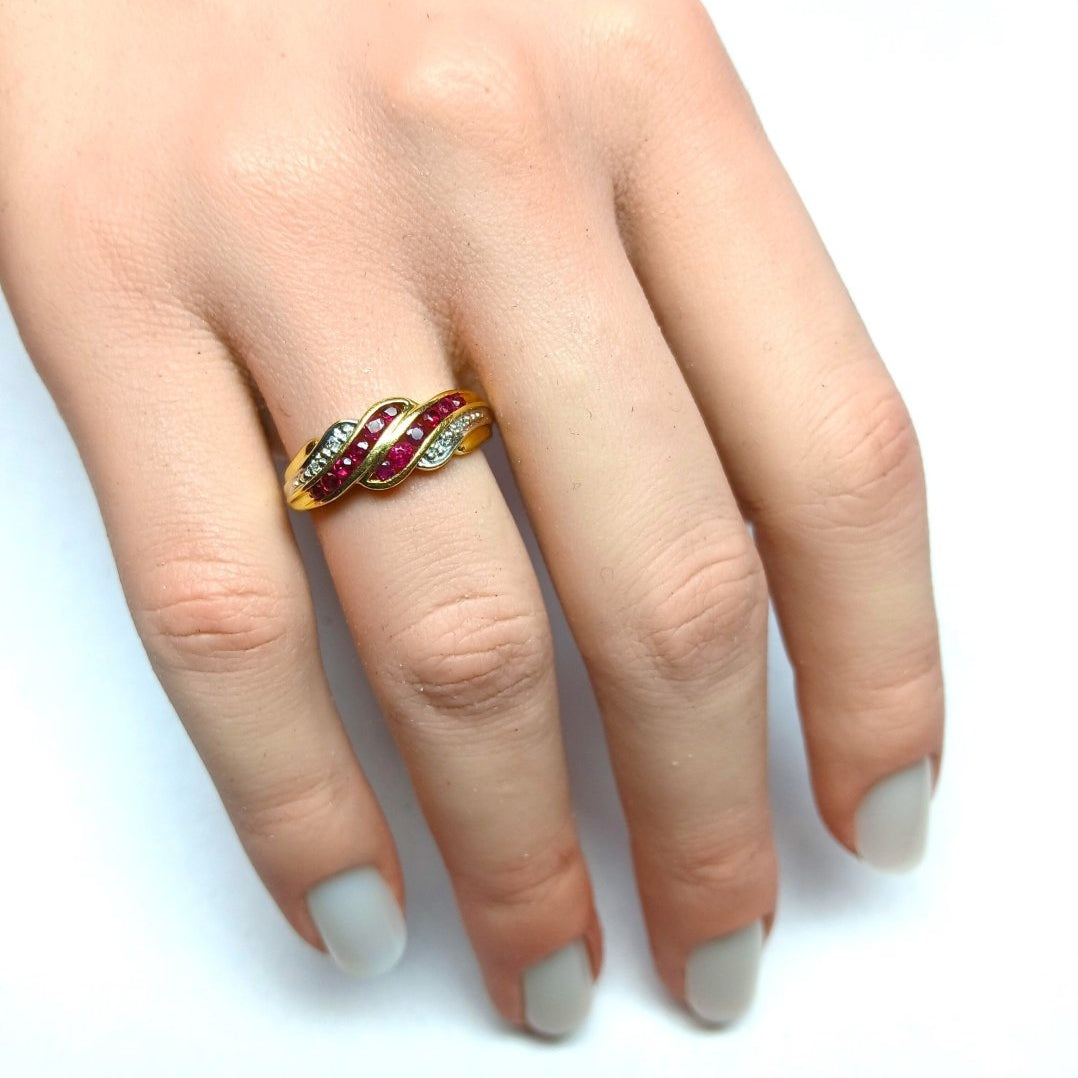 Bague en or jaune, diamants et rubis - Castafiore