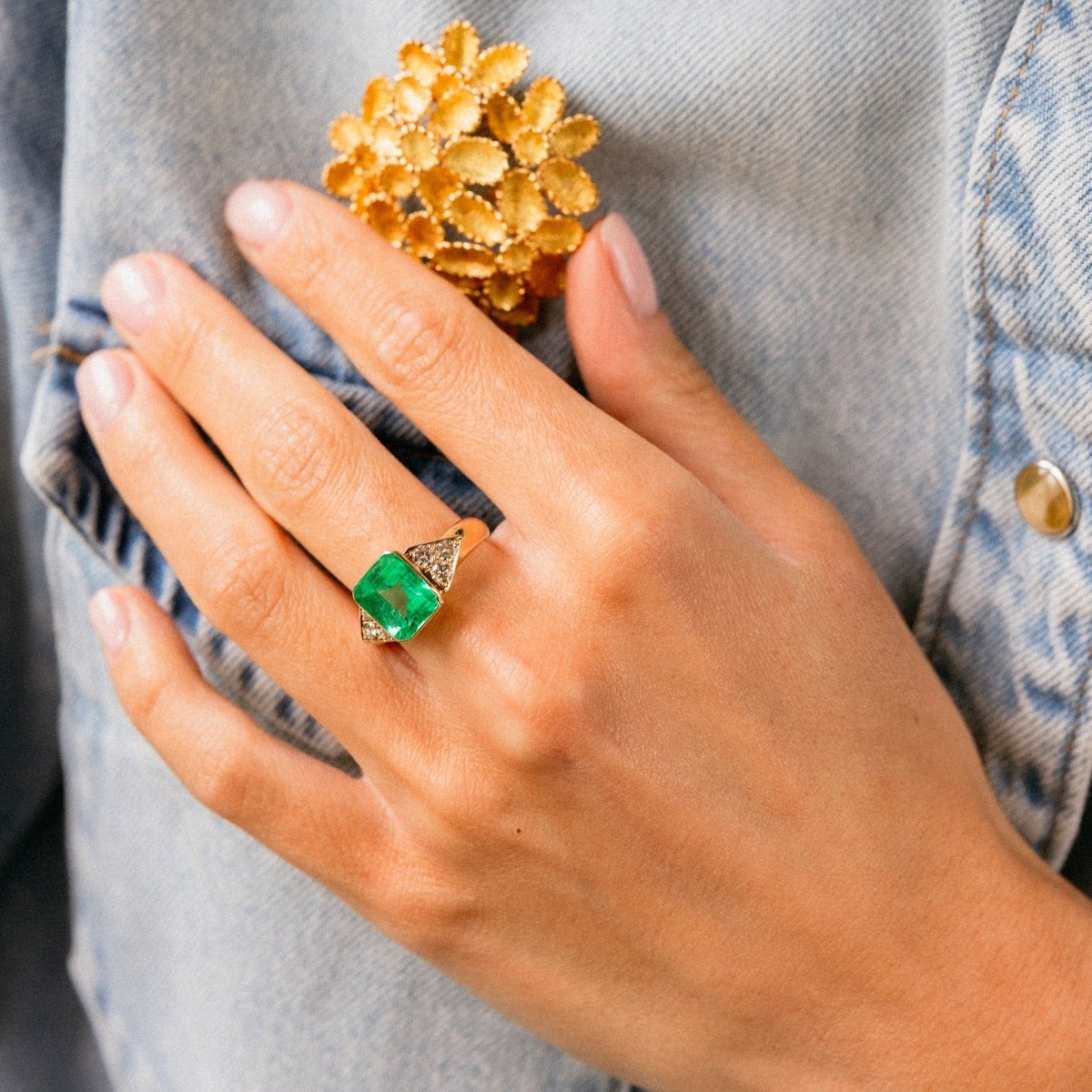 Bague en or jaune, émeraude de Colombie et diamants - Castafiore