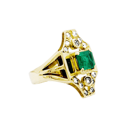 Ring yellow gold, emerald and diamonds.