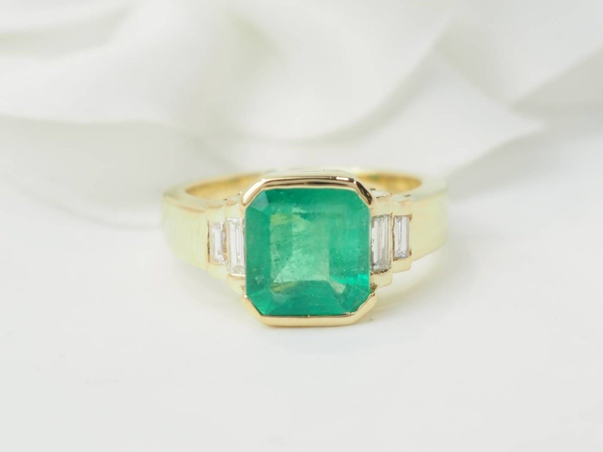 Bague en or jaune, émeraude et diamants - Castafiore