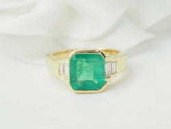 Bague en or jaune, émeraude et diamants - Castafiore