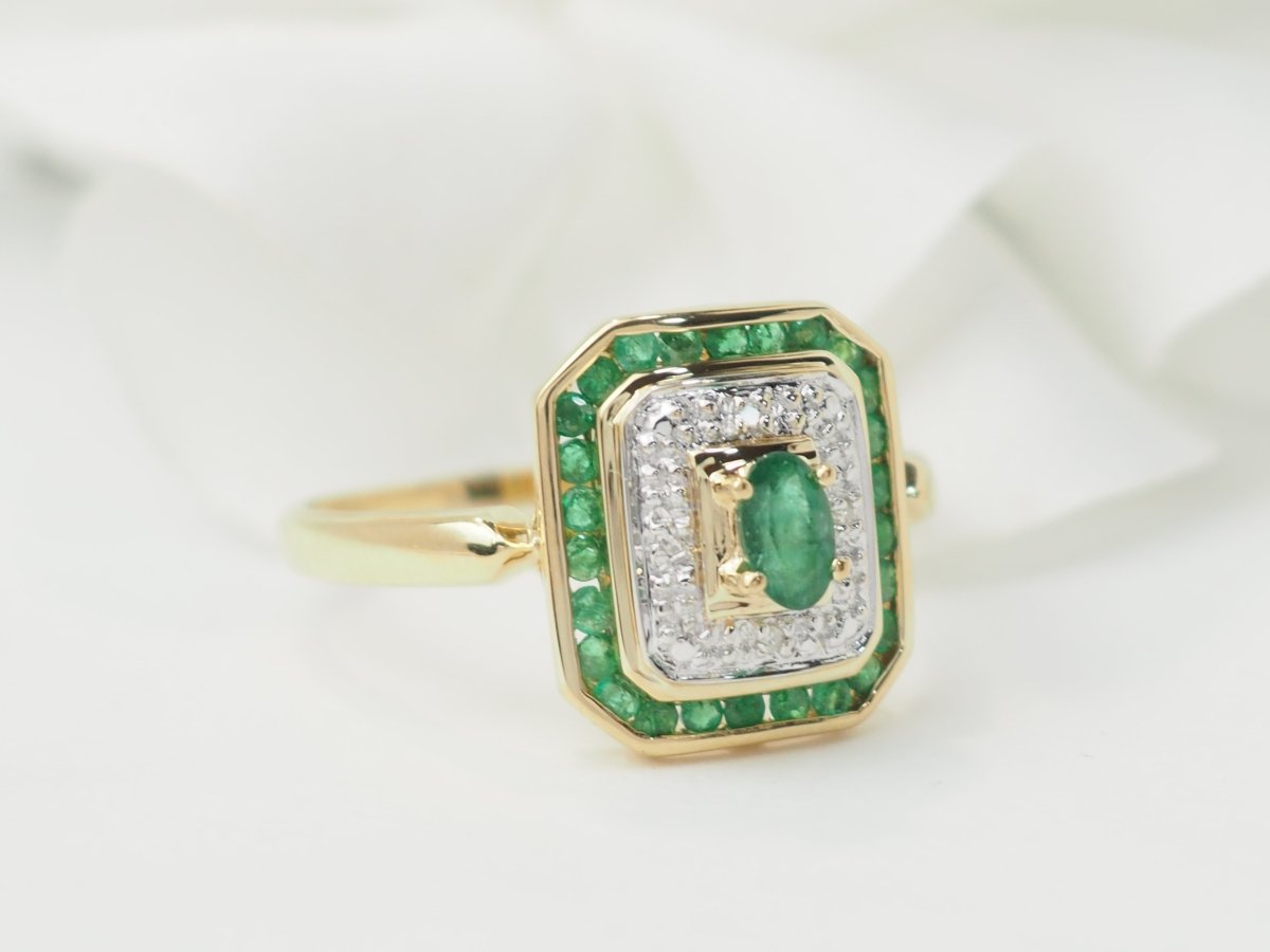 Bague en or jaune, émeraude et diamants - Castafiore