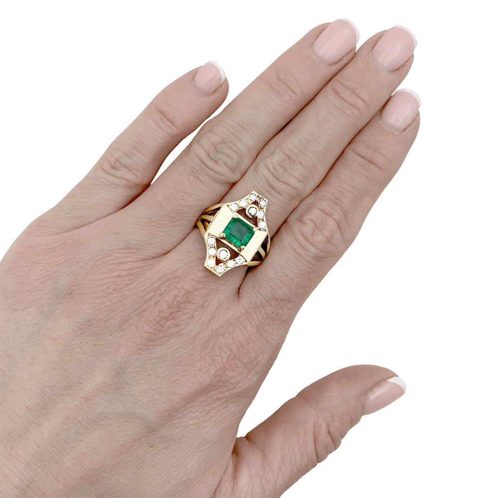 Ring yellow gold, emerald and diamonds.
