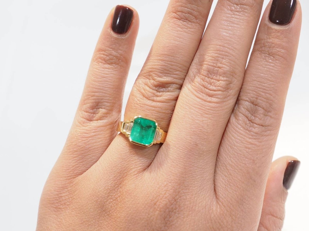 Bague en or jaune, émeraude et diamants - Castafiore