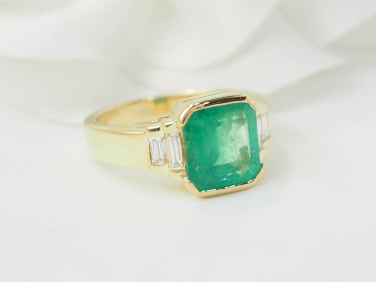 Bague en or jaune, émeraude et diamants - Castafiore