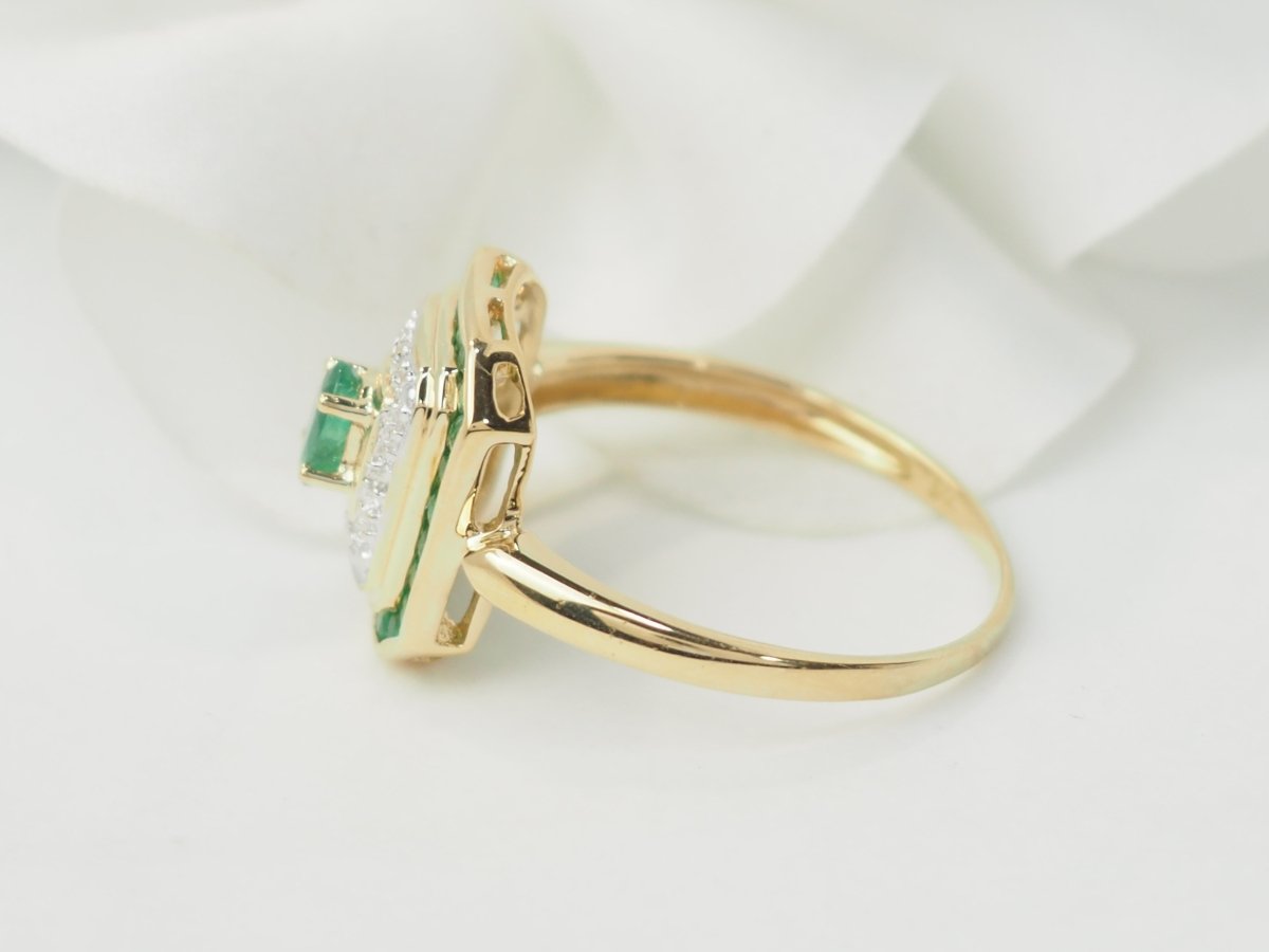 Bague en or jaune, émeraude et diamants - Castafiore