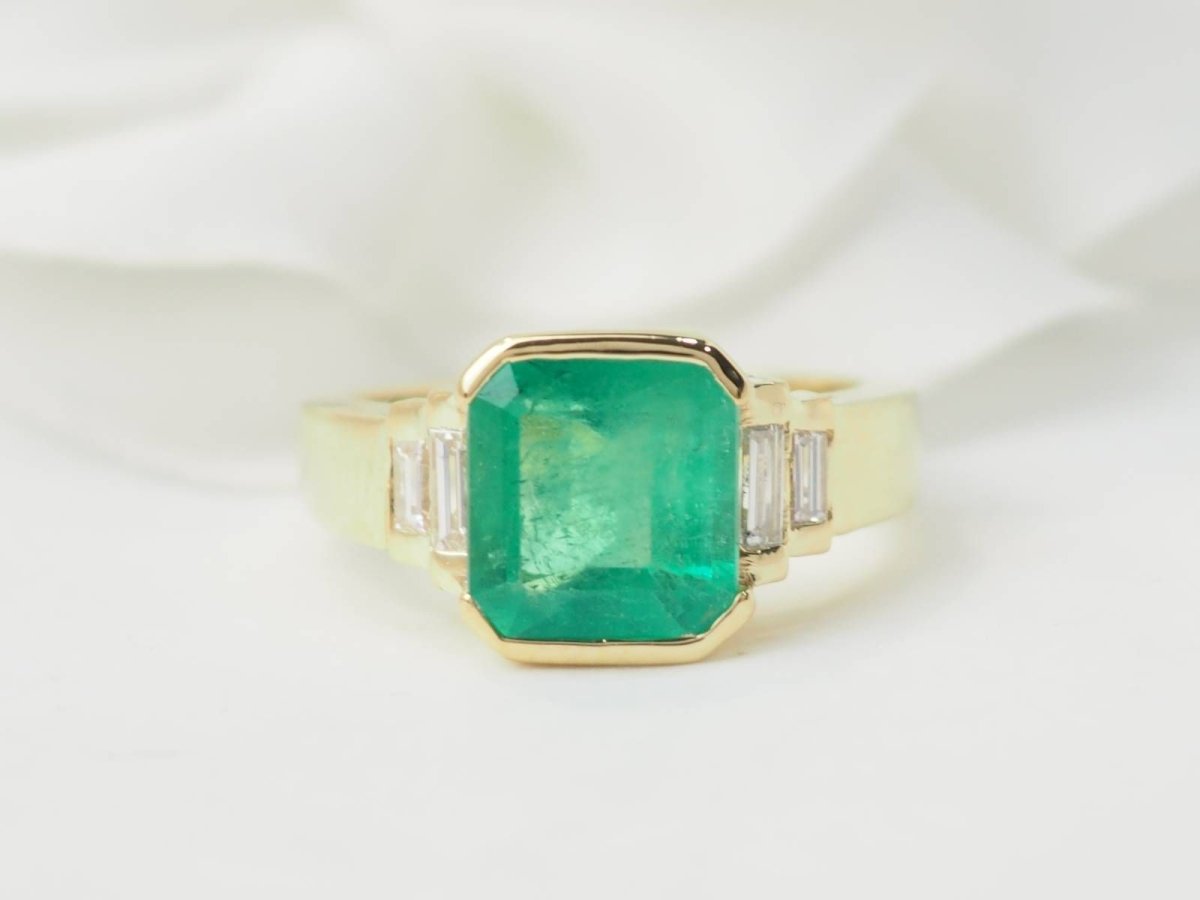 Bague en or jaune, émeraude et diamants - Castafiore