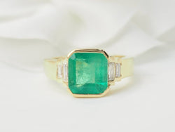 Bague en or jaune, émeraude et diamants - Castafiore