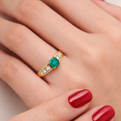 Bague en or jaune, émeraude, et diamants - Castafiore