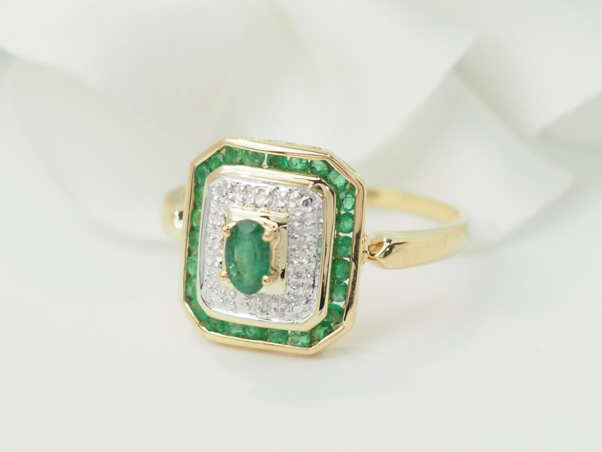 Bague en or jaune, émeraude et diamants - Castafiore