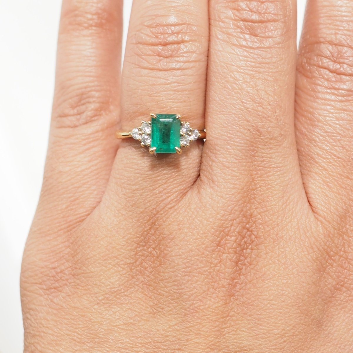 Bague en or jaune, émeraude et diamants - Castafiore