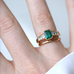 Bague en or jaune, émeraude et diamants - Castafiore