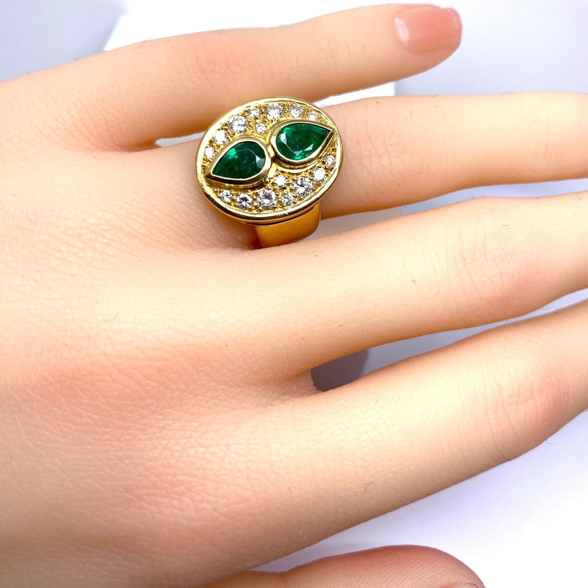 Bague en or jaune, émeraudes et diamants - Castafiore