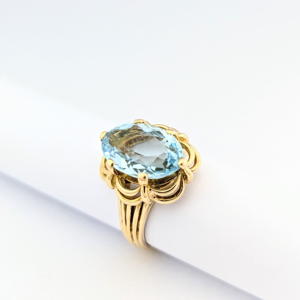 Bague en or jaune et aigue-marine