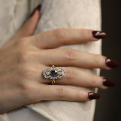 Bague en or jaune et gris 18 Cts avec saphirs et diamants vers 1970. Taille 55. - Castafiore