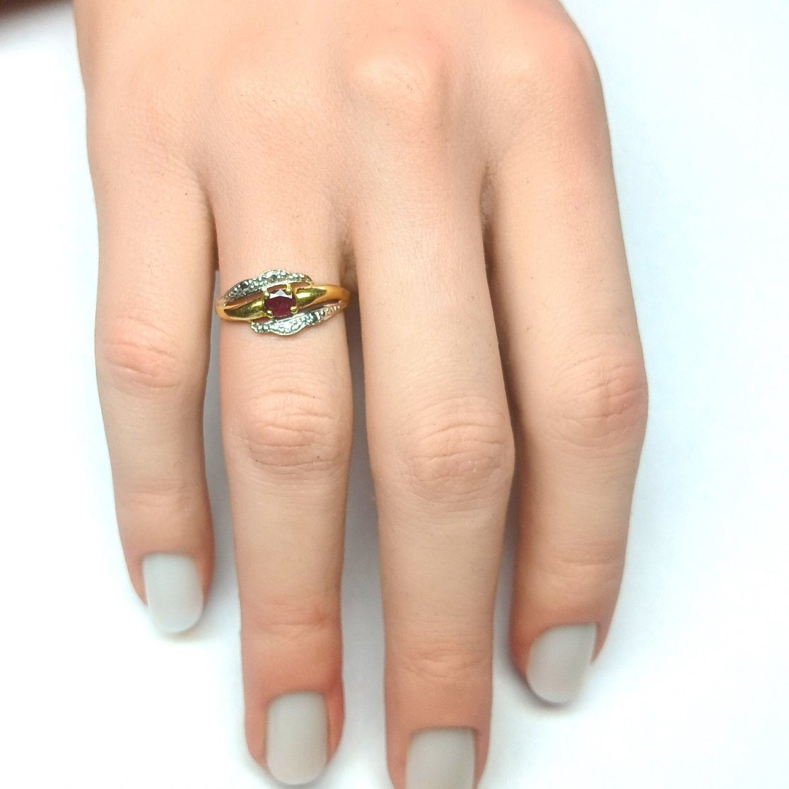 Bague en or jaune et gris, rubis - Castafiore