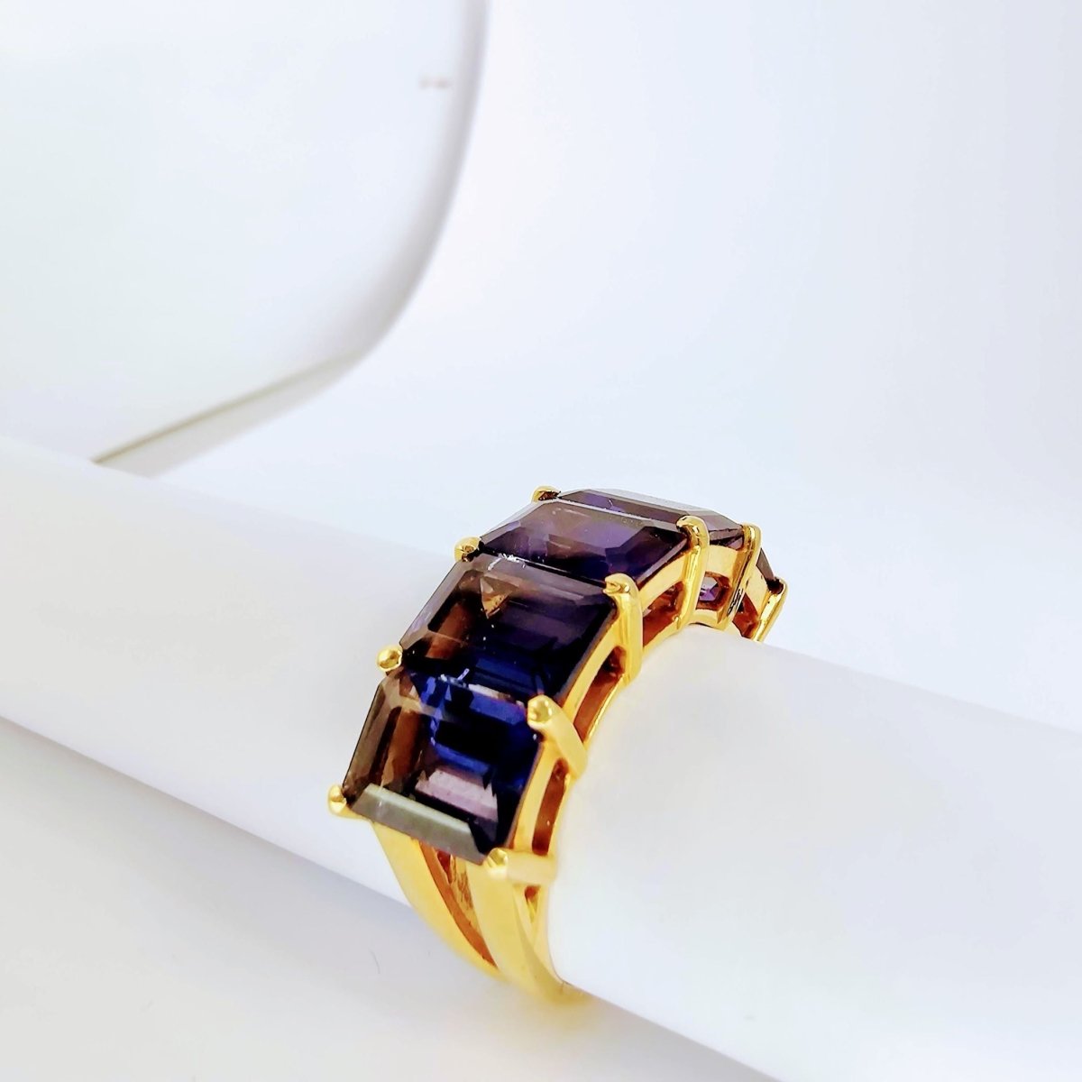 Bague en or jaune et iolite - Castafiore