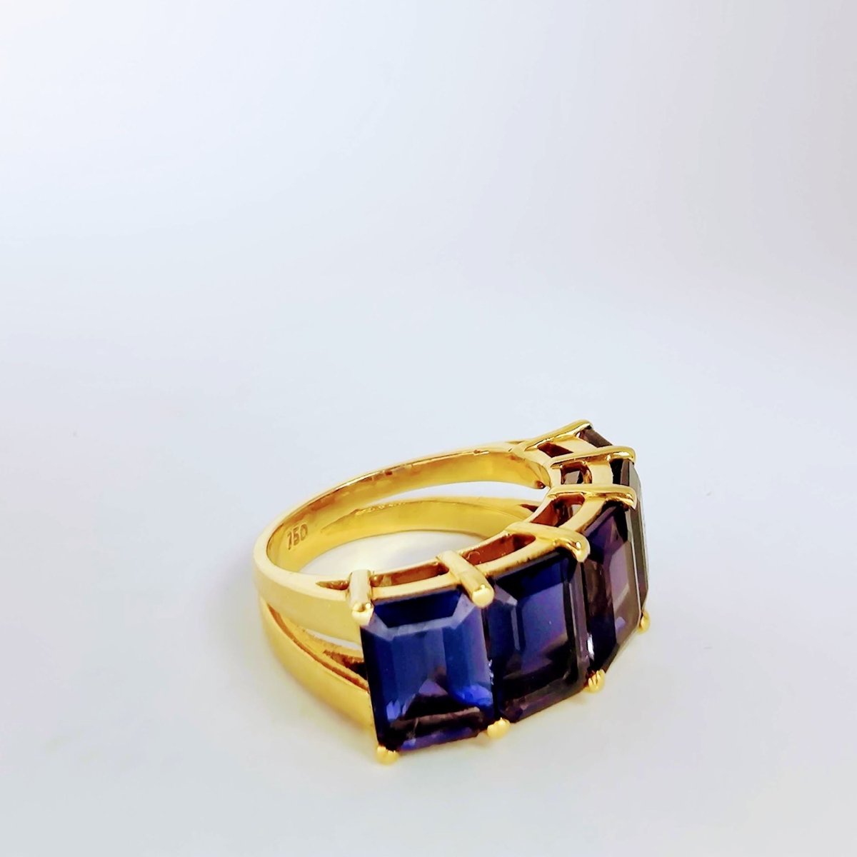 Bague en or jaune et iolite - Castafiore