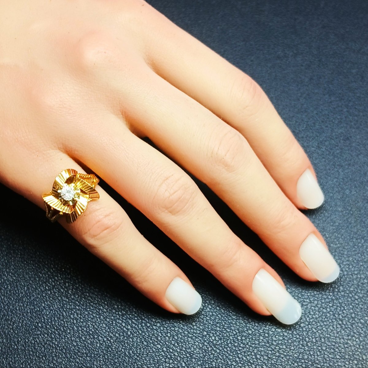 Bague en or jaune et pierre blanche - Castafiore
