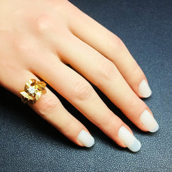 Bague en or jaune et pierre blanche - Castafiore