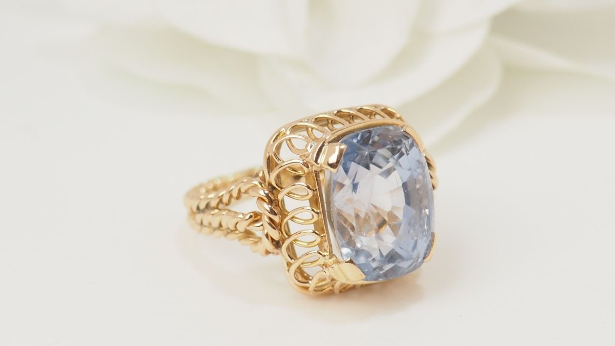 Bague en or jaune et Topaze bleue - Castafiore