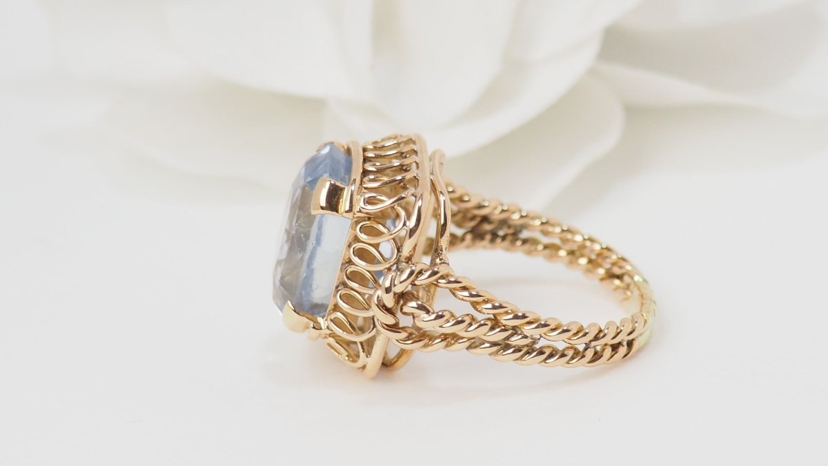 Bague en or jaune et Topaze bleue - Castafiore