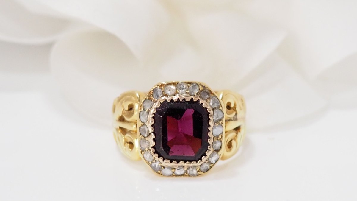 Bague En Or Jaune, Grenat Et diamants taille rose - Castafiore
