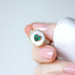 Bague en or jaune, nacre, émeraude, et diamants - Castafiore