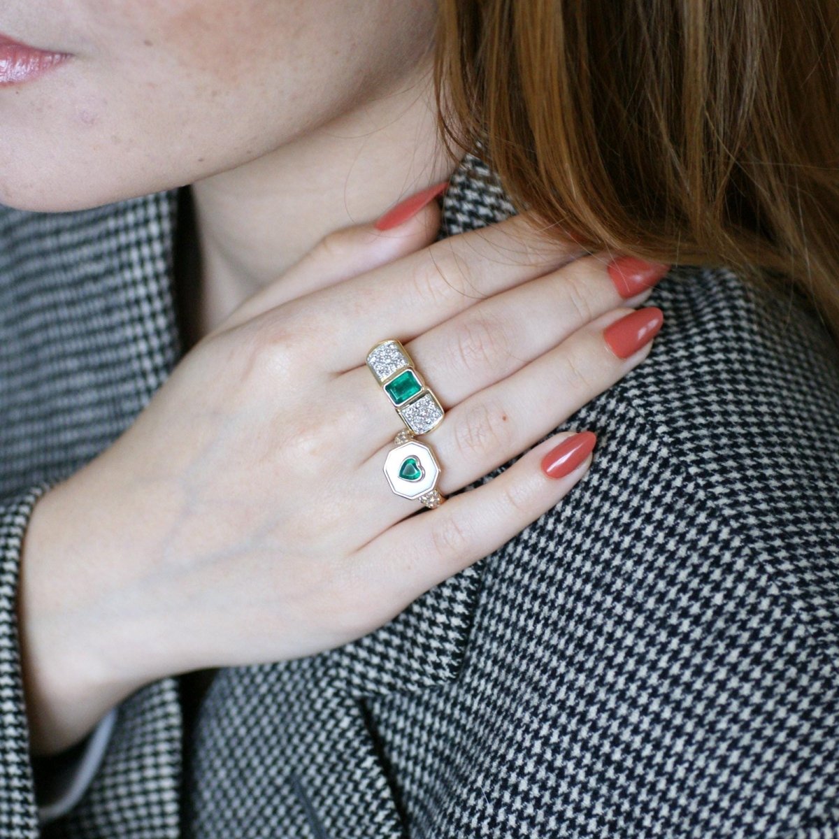 Bague en or jaune, nacre, émeraude, et diamants - Castafiore