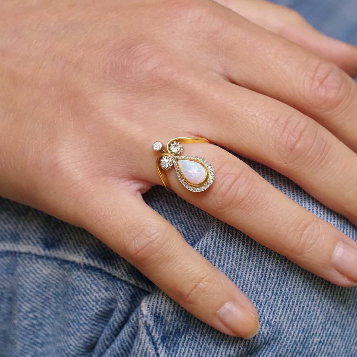 Bague en or jaune, opale et diamants - Castafiore