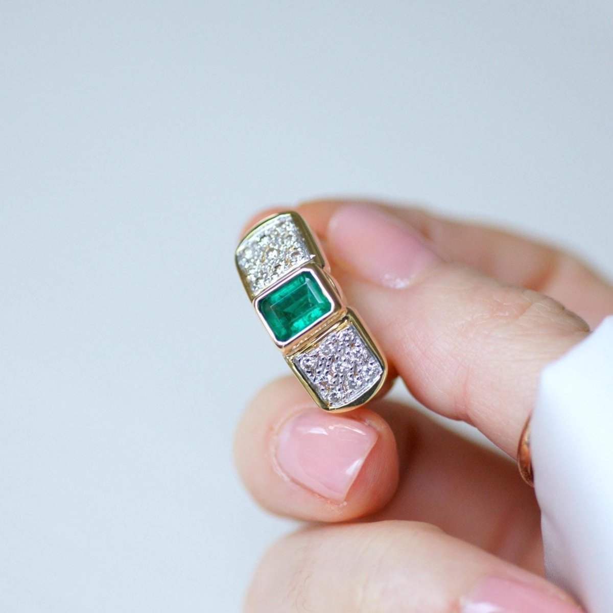 Bague en or jaune, or blanc, émeraude, et diamants - Castafiore