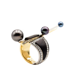 Bague en or jaune, or blanc, perles, essences boisées et diamants - Castafiore