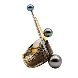 Bague en or jaune, or blanc, perles, essences boisées et diamants - Castafiore